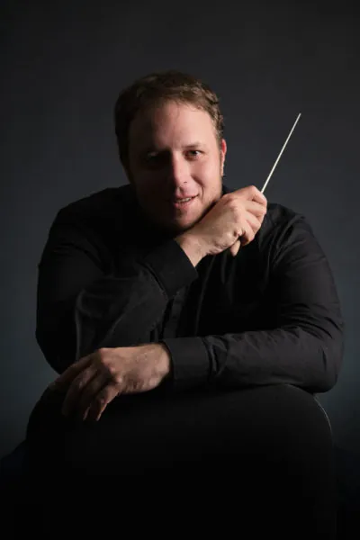 Arnaud George, chef d’orchestre de l’Union Musicale de Golbey, avec baguette de direction