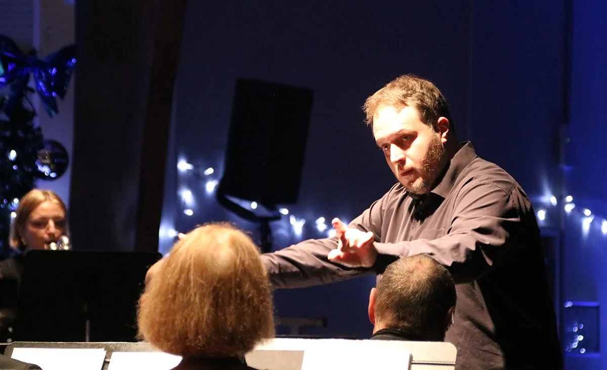 Chef d’orchestre dirigeant l’Orchestre d’harmonie de Golbey — concert de Sainte-Cécile du 7 décembre 2025 à Golbey