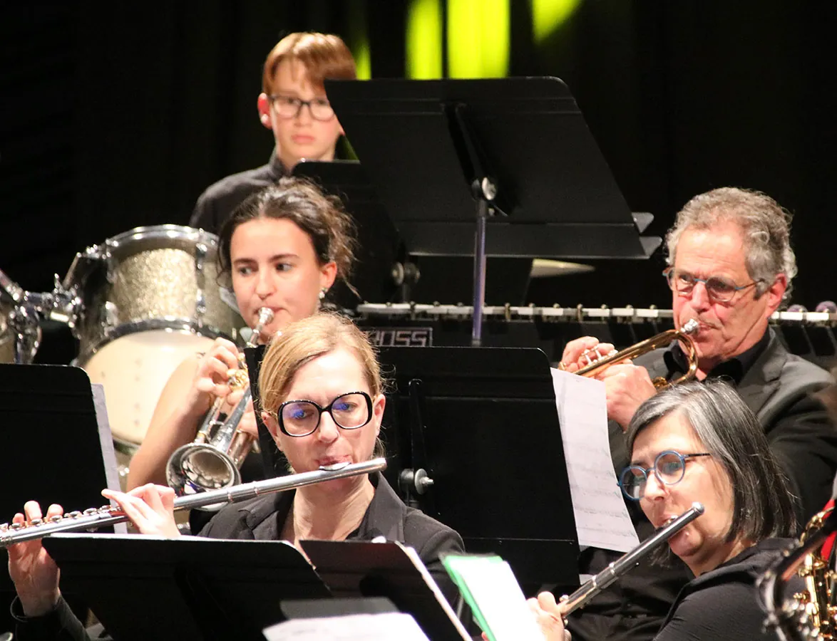 Musiciens jouant de la flûte traversière et de la trompette dans le même cadrage — concert de Sainte-Cécile du 7 décembre 2025 à Golbey
