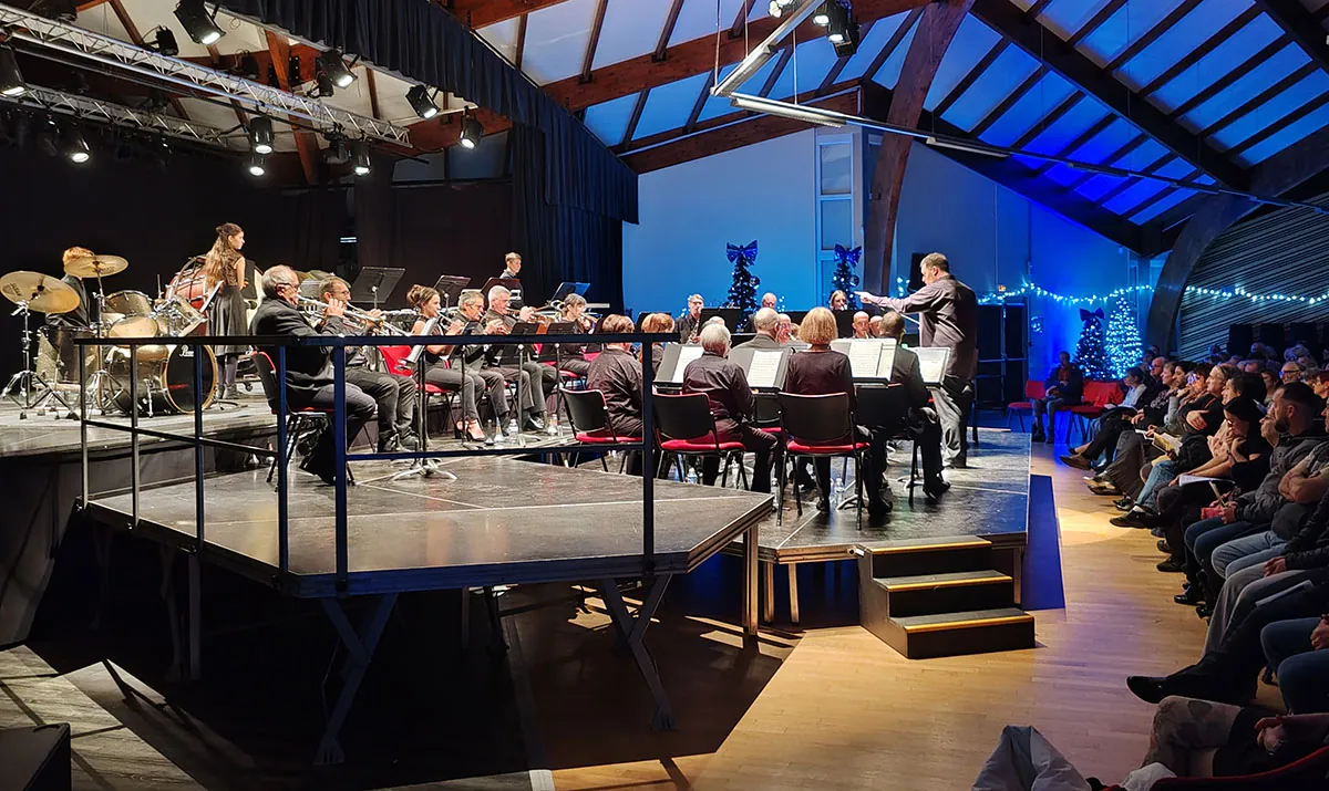 Orchestre installé en plusieurs rangées derrière les pupitres — concert de Sainte-Cécile du 7 décembre 2025 à Golbey