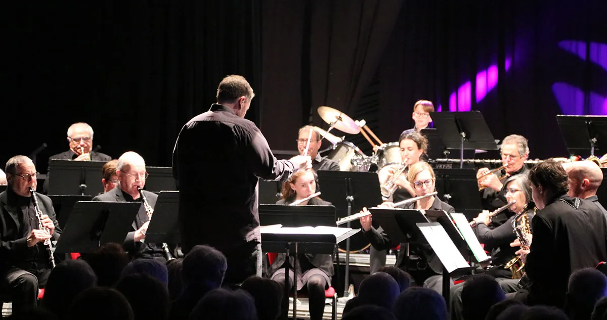 Formation orchestrale jouant devant le public — concert de Sainte-Cécile du 7 décembre 2025 à Golbey