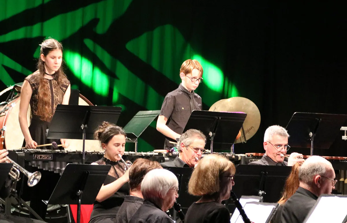 Percussionnistes jouant à l’arrière de l’orchestre — concert de Sainte-Cécile du 7 décembre 2025 à Golbey