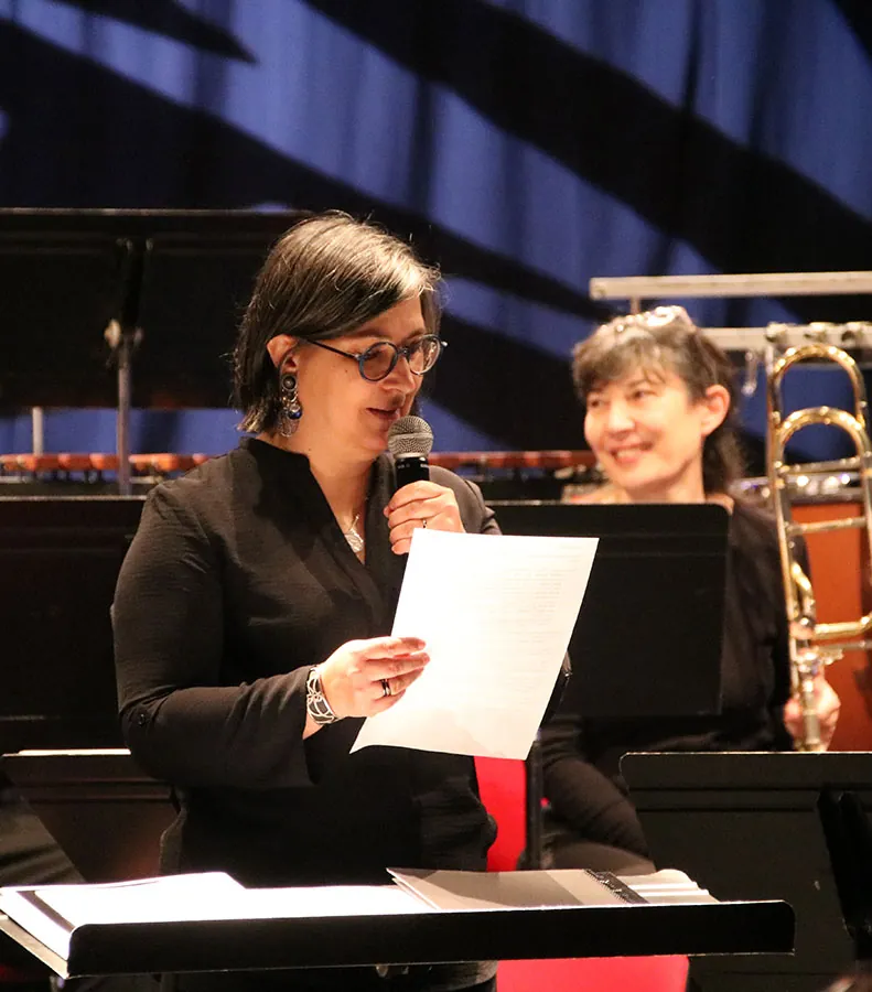Présidente prenant la parole devant l’Orchestre d’harmonie au concert de Sainte-Cécile 2025 à Golbey