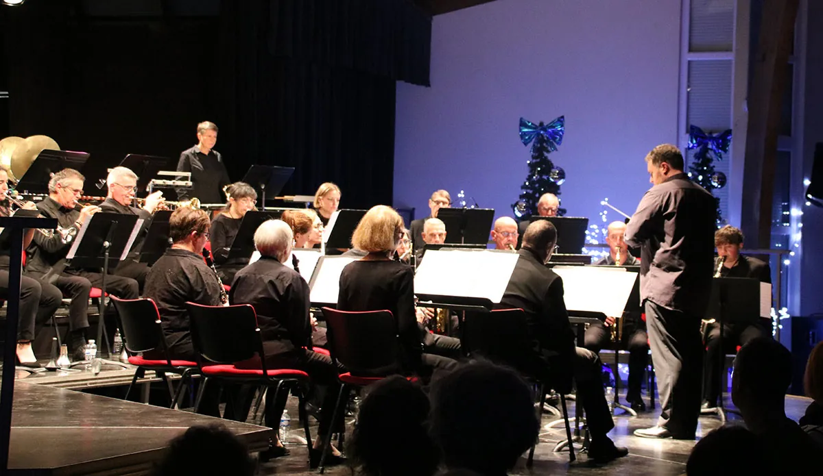 Orchestre sur scène vu depuis la salle et le public — concert de Sainte-Cécile du 7 décembre 2025 à Golbey