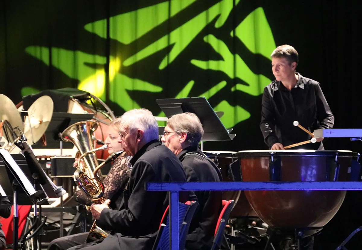 Timbales et percussionniste à l’arrière de l’Orchestre d’harmonie au concert de Sainte-Cécile 2025 à Golbey