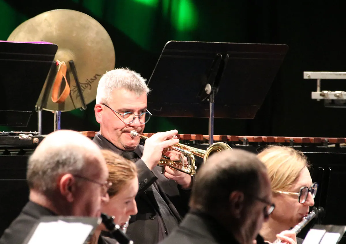 Trompettiste jouant de la trompette au sein de la formation — concert de Sainte-Cécile du 7 décembre 2025 à Golbey