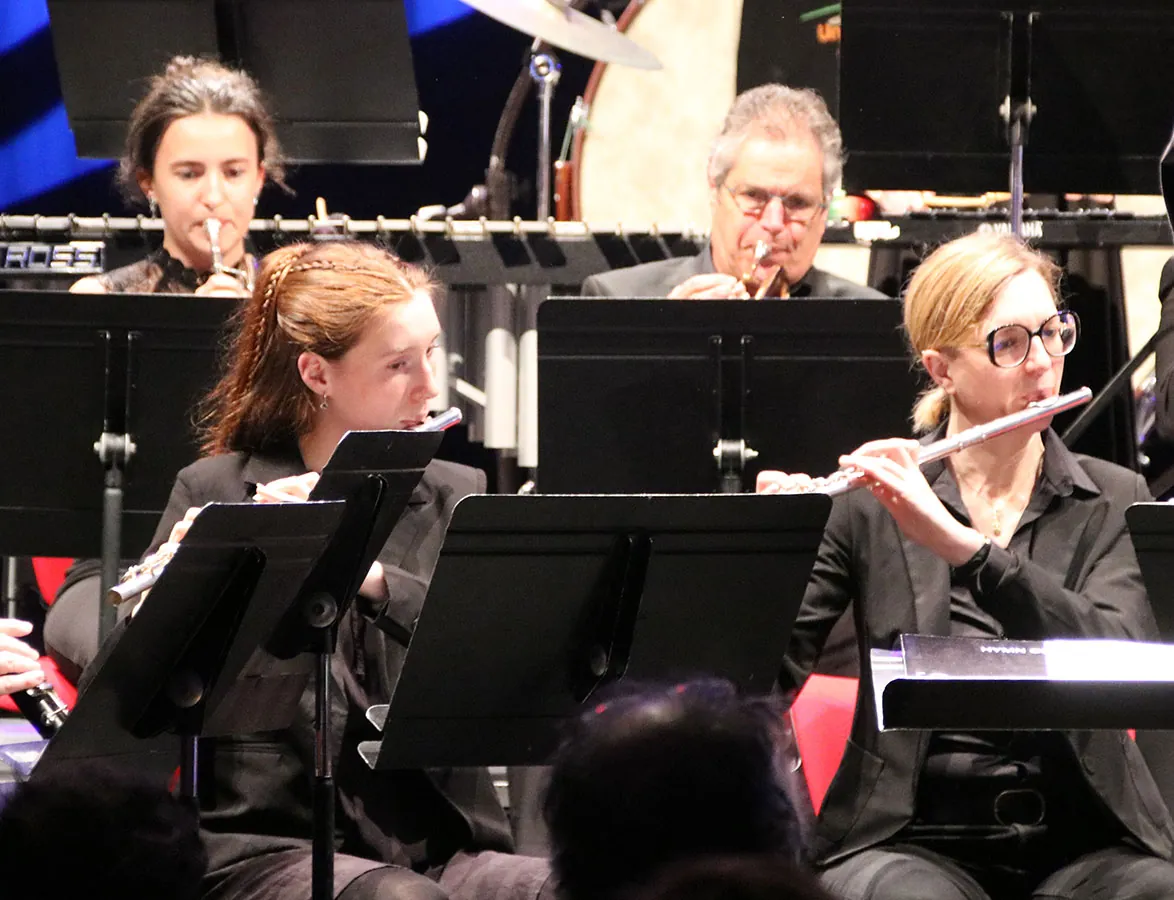 Musiciens jouant de la trompette et de la flûte traversière dans le même cadrage — concert de Sainte-Cécile du 7 décembre 2025 à Golbey