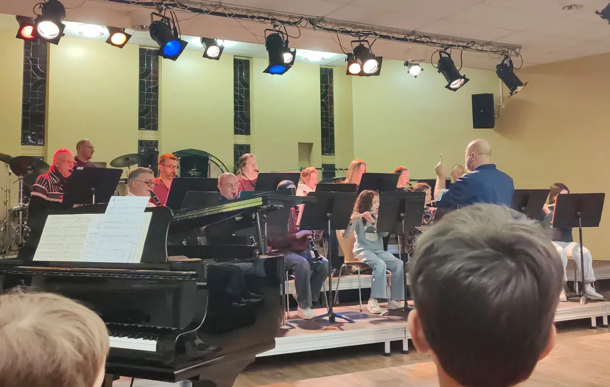 Classe d’orchestre réunie derrière les pupitres — auditions du 12 décembre 2025 à l’École de musique de Golbey