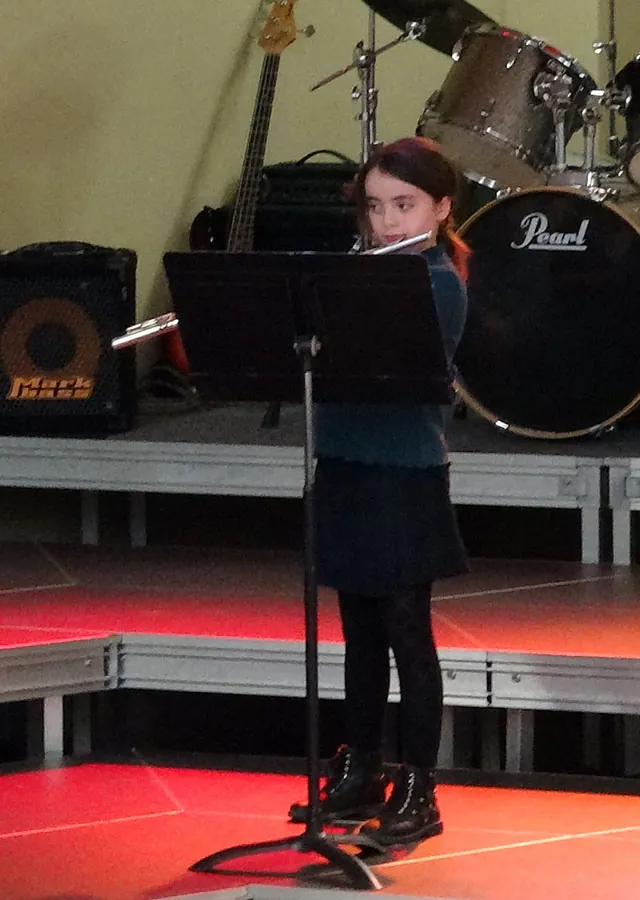 Flûtiste jouant seule devant le public — auditions du 12 décembre 2025 à l’École de musique de Golbey