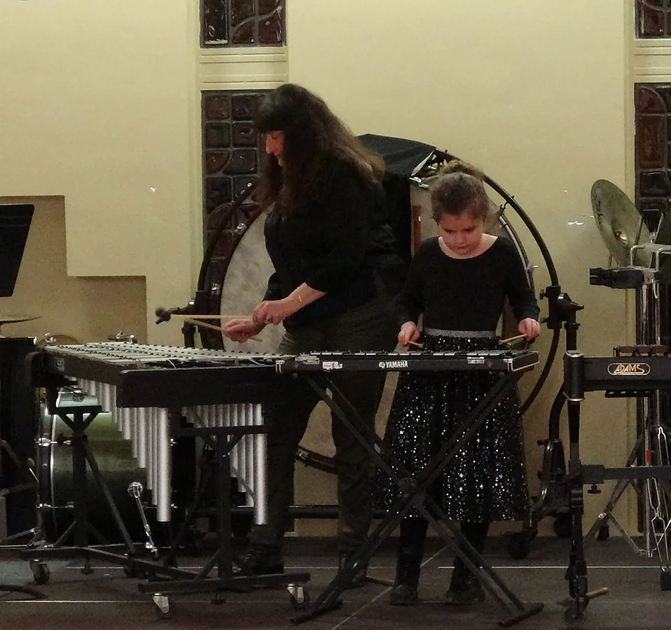 Jeune percussionniste au clavier de percussion accompagné pendant les auditions de Golbey 2025