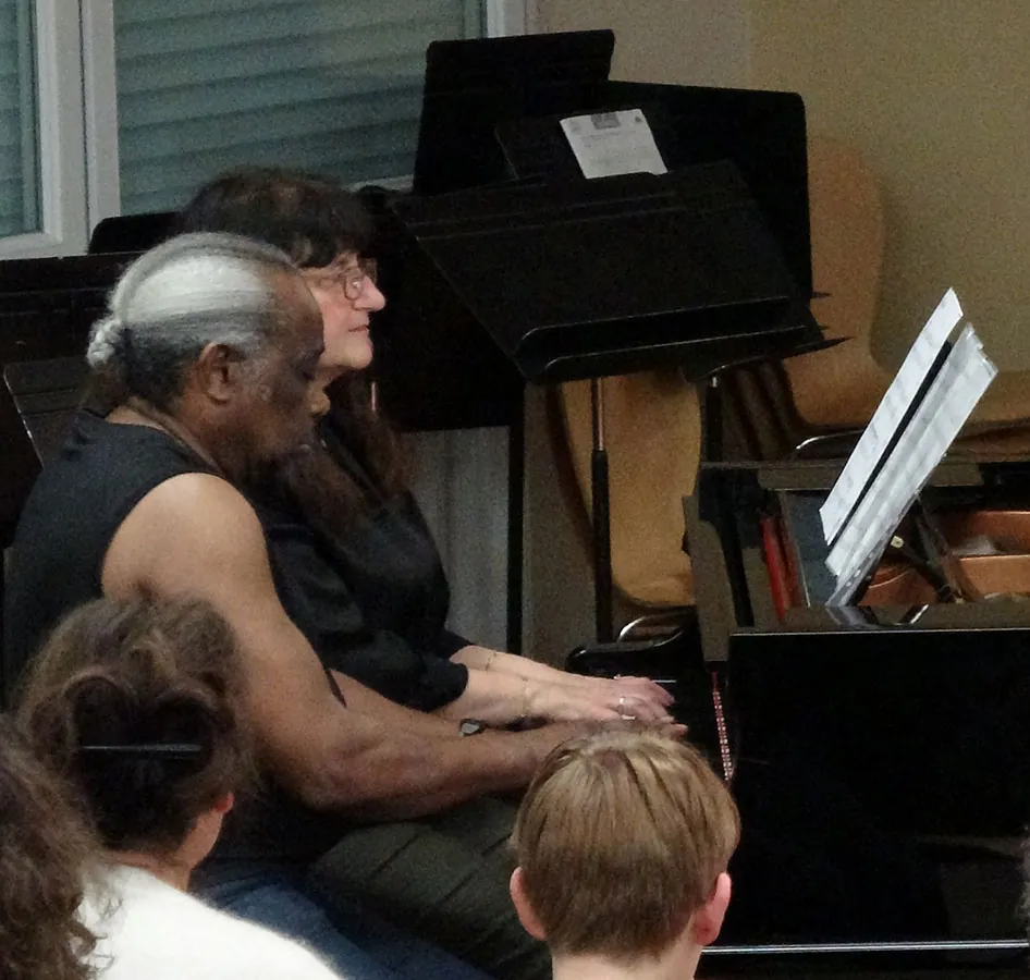 Pianiste concentré au clavier pendant l’audition — auditions du 12 décembre 2025 à l’École de musique de Golbey
