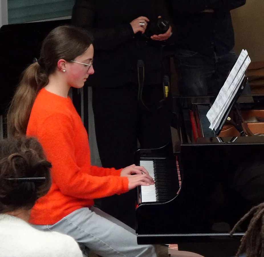 Élève pianiste interprétant une pièce au piano — auditions du 12 décembre 2025 à l’École de musique de Golbey