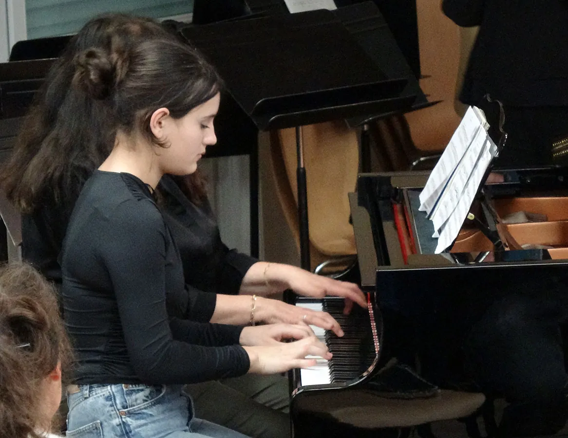 Pianiste jouant au piano devant le public — auditions du 12 décembre 2025 à l’École de musique de Golbey