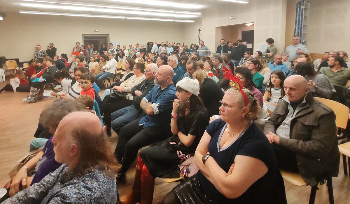 Public nombreux assis face à la scène pendant les auditions de l’École de musique de Golbey 2025