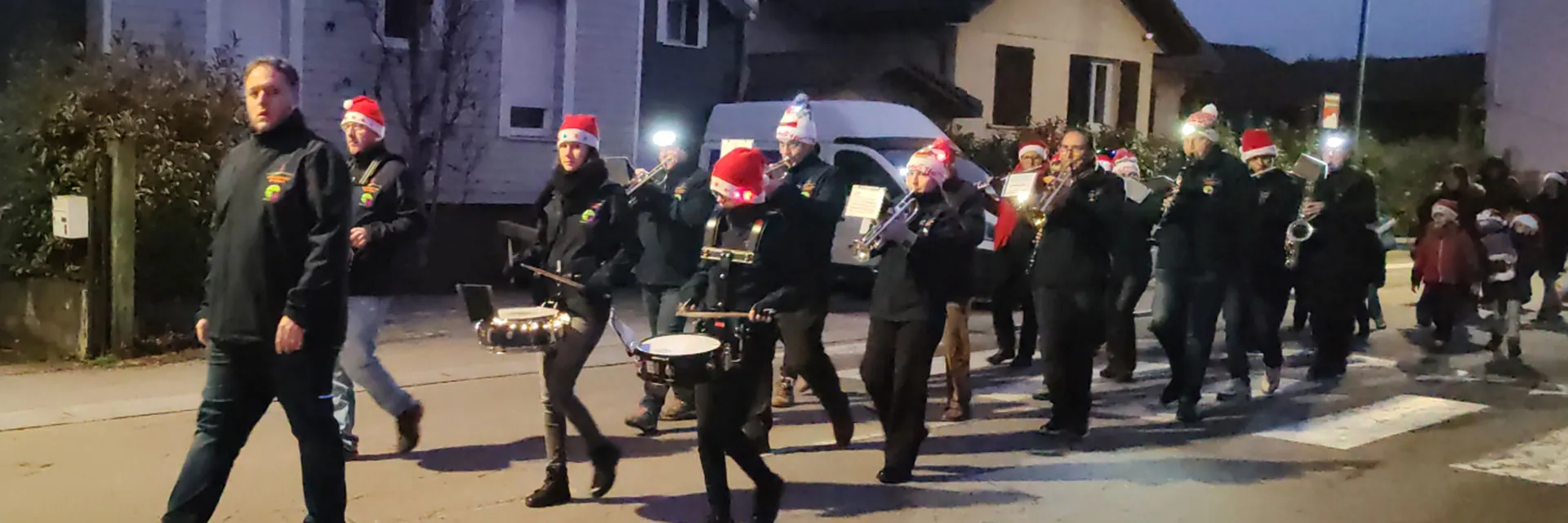 Vue panoramique des musiciens de l’Union Musicale de Golbey — parade de Noël du 13 décembre 2025 à Golbey