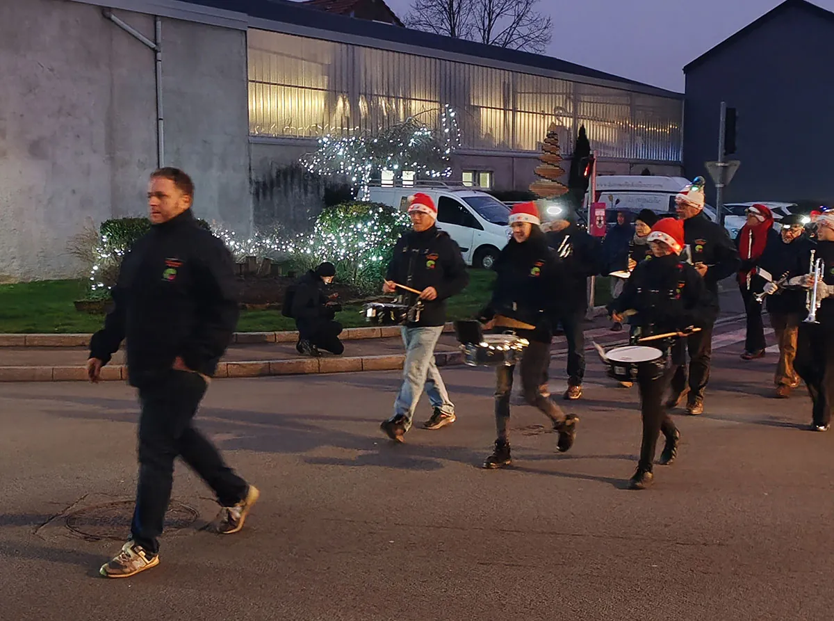Percussionnistes de l’Union Musicale de Golbey jouant en marchant pendant la parade de Noël 2025