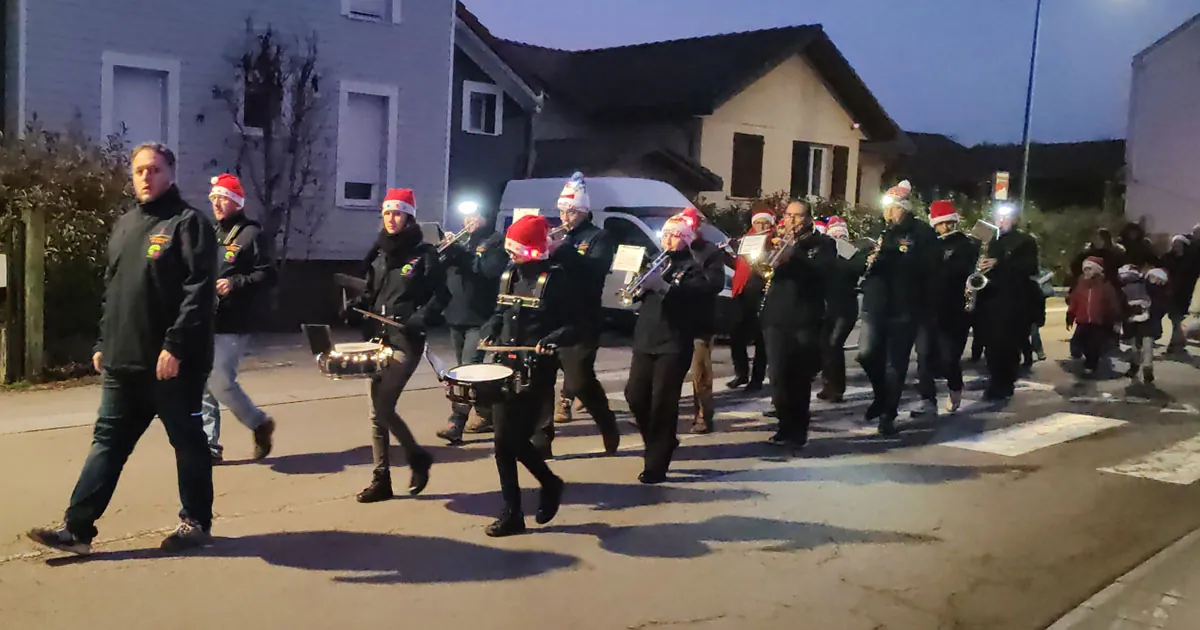 Vue large des musiciens de l’Union Musicale de Golbey — parade de Noël du 13 décembre 2025 à Golbey