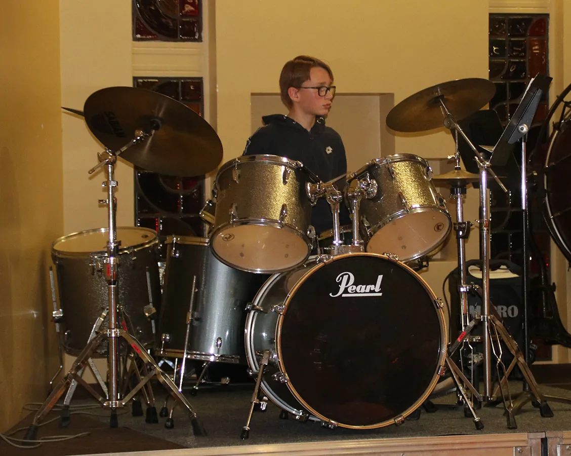 Batteur jouant sur une batterie acoustique — auditions de printemps du 10 avril 2026 à l’École de musique de Golbey