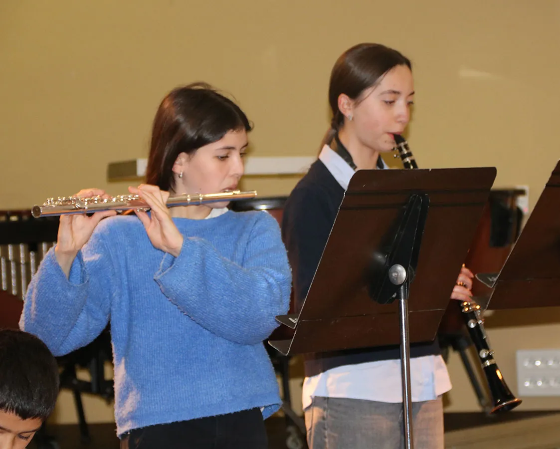 Musiciens jouant de la flûte traversière et de la clarinette dans le même cadrage — auditions de printemps du 10 avril 2026 à l’École de musique de Golbey