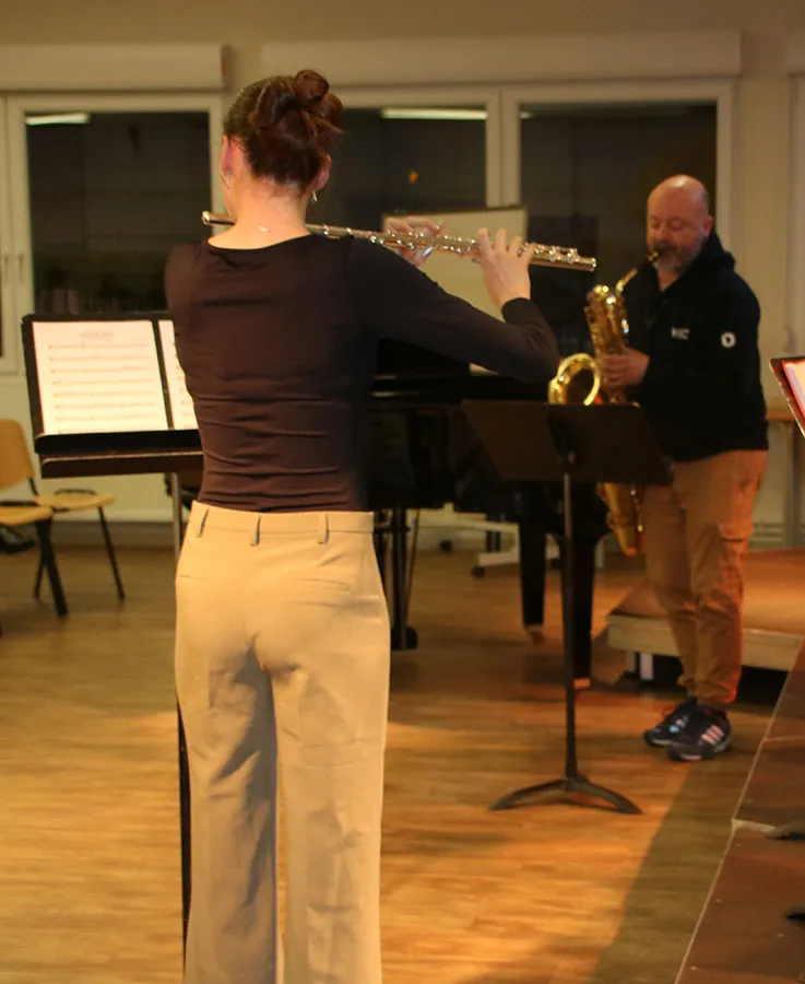 Musiciens jouant de la flûte traversière et du saxophone dans le même cadrage — auditions de printemps du 10 avril 2026 à l’École de musique de Golbey