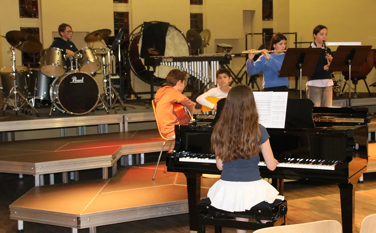 Jeunes musiciens réunis autour du piano et des pupitres — auditions de printemps du 10 avril 2026 à l’École de musique de Golbey