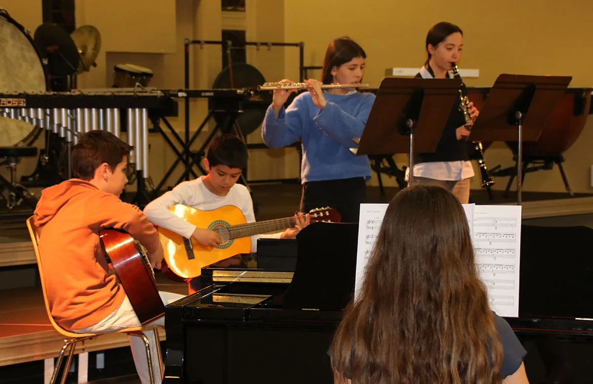 Jeunes musiciens en petit ensemble avec guitare, piano et instruments à vent aux auditions de printemps 2026 à Golbey