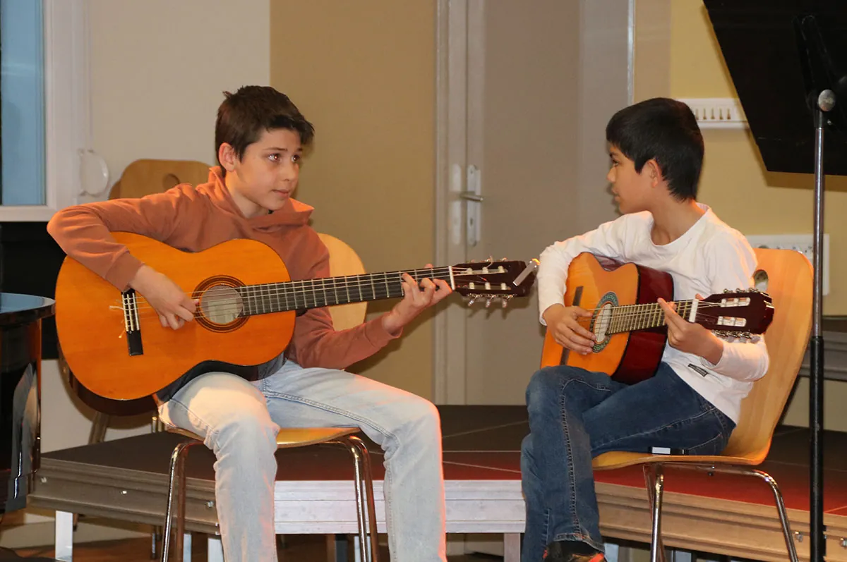 Guitariste jouant de la guitare au sein de la formation — auditions de printemps du 10 avril 2026 à l’École de musique de Golbey