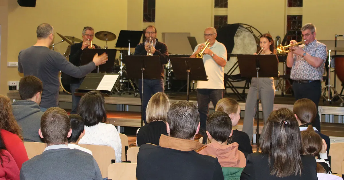 Trompettistes de Magic Trumpets dirigés devant le public — auditions de printemps du 10 avril 2026 à l’École de musique de Golbey