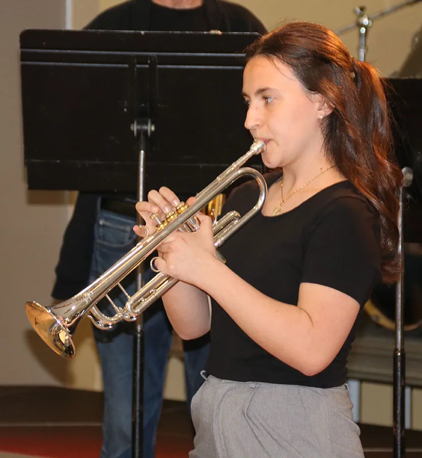 Trompettiste jouant en plan rapproché aux auditions de printemps 2026 de l’École de musique de Golbey