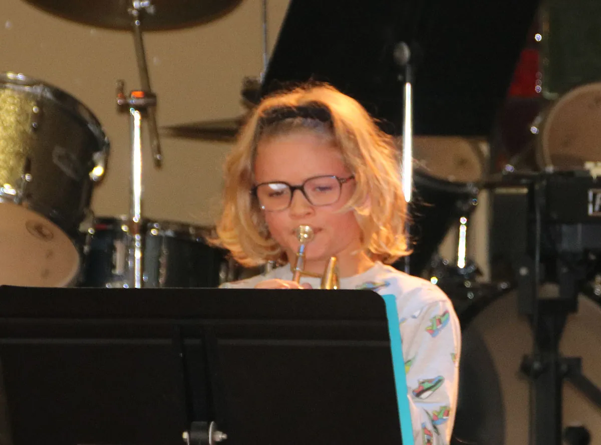 Jeune élève trompettiste jouant derrière son pupitre aux auditions de printemps 2026 de l’École de musique de Golbey