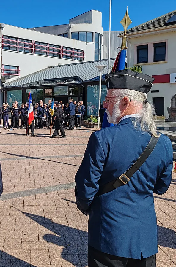 Ancien combattant et porte-drapeaux sur la place pendant la cérémonie du 8-Mai 2026 à Golbey