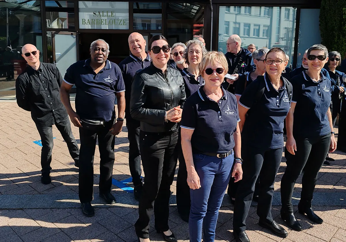 Membres de la chorale Coup de Chœur réunis sur la place pendant la cérémonie du 8-Mai 2026 à Golbey