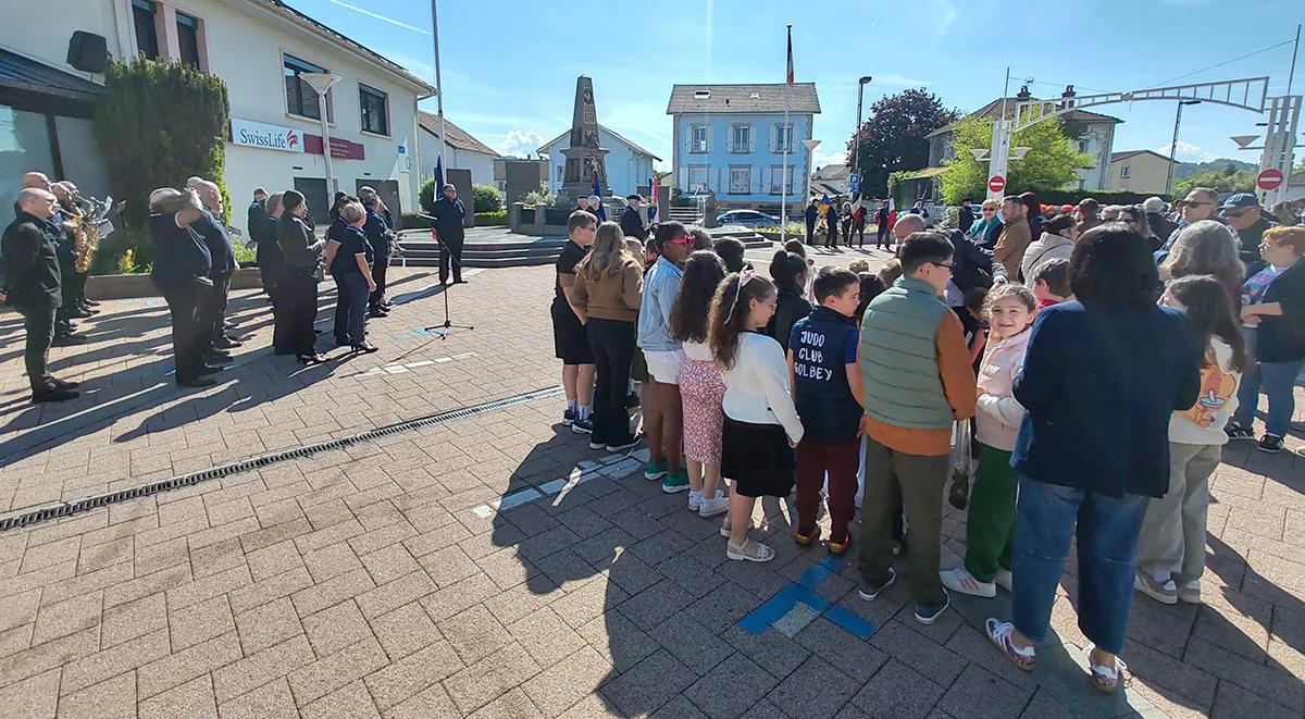 Enfants des écoles rassemblés près du monument pendant la cérémonie du 8-Mai 2026 à Golbey