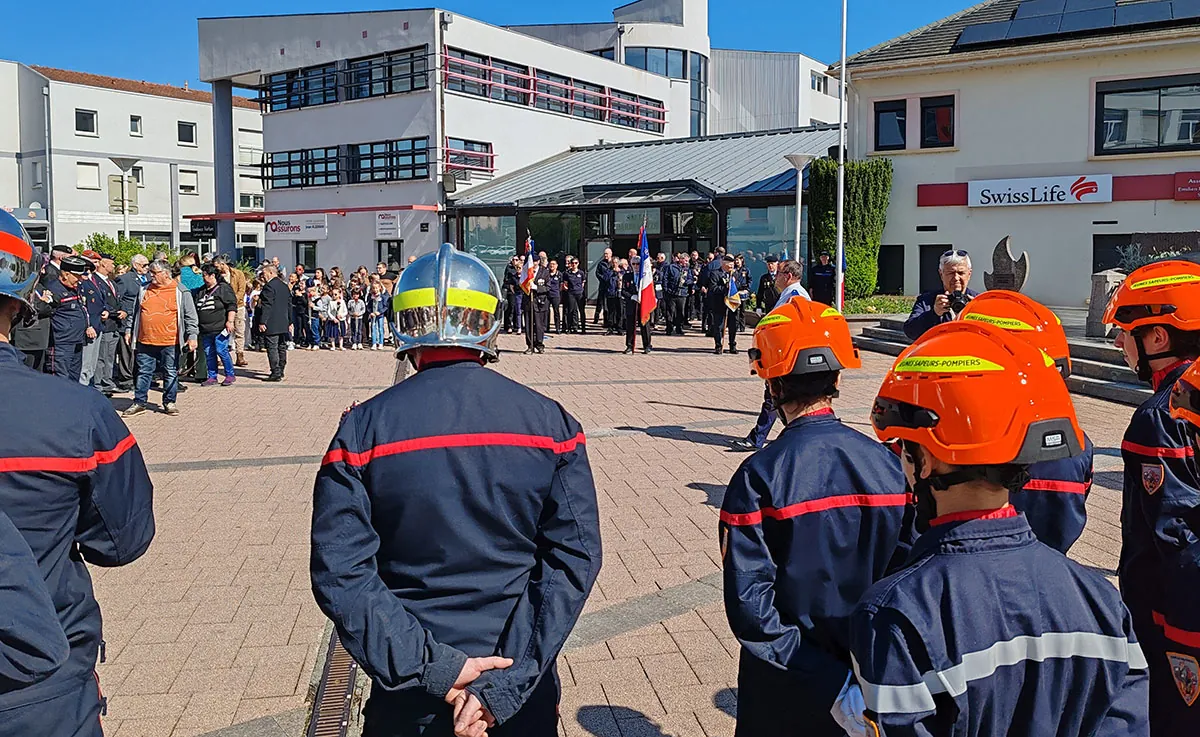 Sapeurs-pompiers en tenue face au rassemblement pendant la cérémonie du 8-Mai 2026 à Golbey