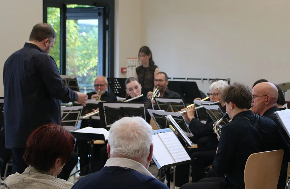 Chef d’orchestre dirigeant l’Orchestre d’harmonie de Golbey — concert de printemps du 9 mai 2026 à Uxegney
