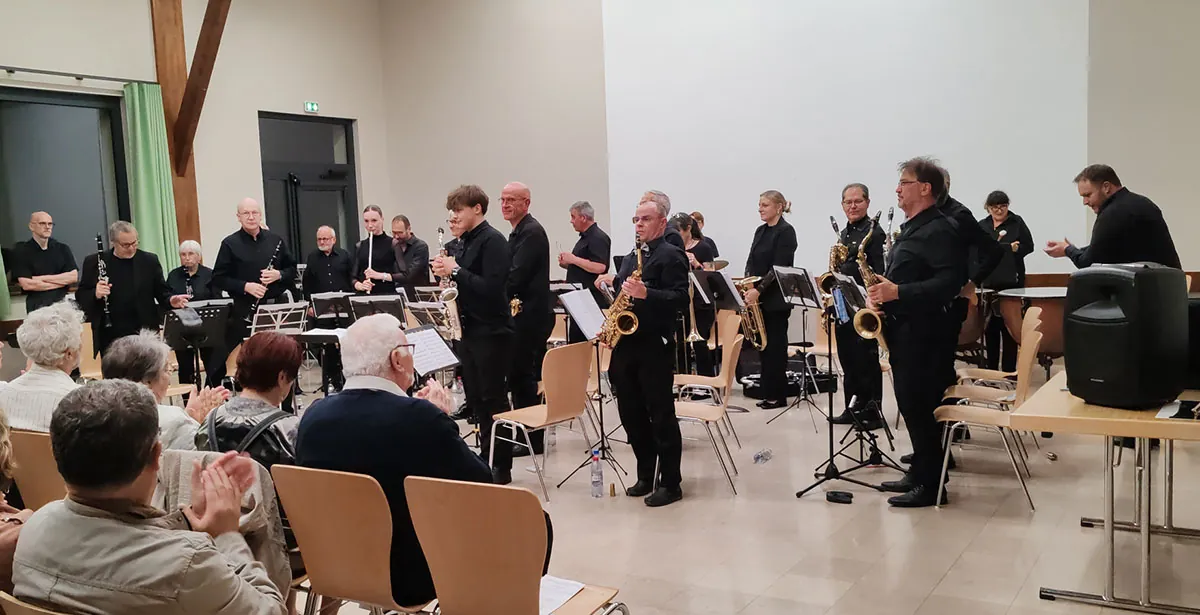 Concert de printemps du 9 mai 2026 à Uxegney : orchestre réuni sur scène autour du chef