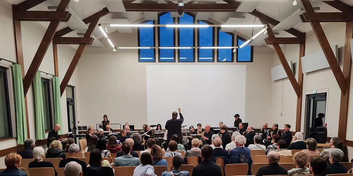 Salle des fêtes d’Uxegney avec l’orchestre et le public — concert de printemps du 9 mai 2026 à Uxegney