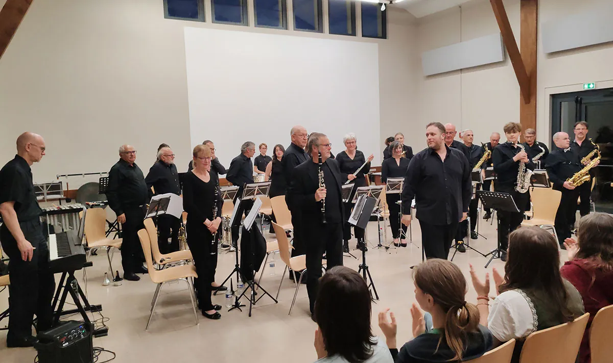 Musiciens de l’Orchestre d’harmonie saluant le public à la fin du concert — concert de printemps du 9 mai 2026 à Uxegney
