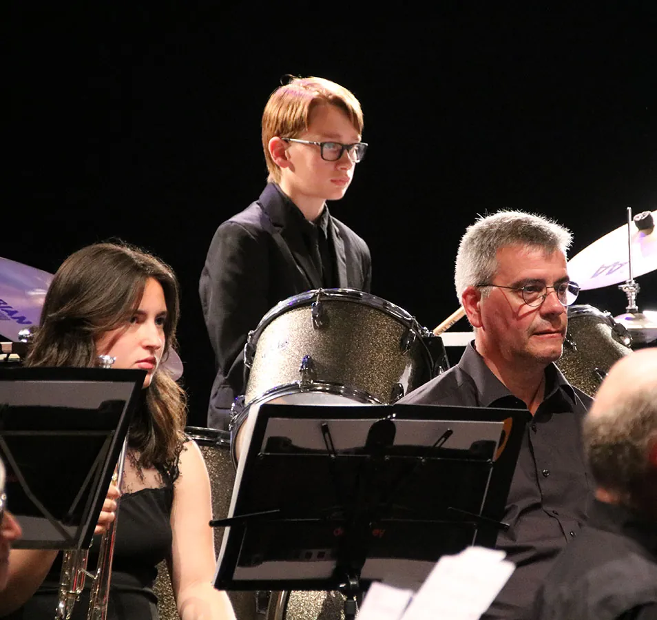 Batteur jouant sur une batterie acoustique — concert de printemps du 10 mai 2026 à Golbey
