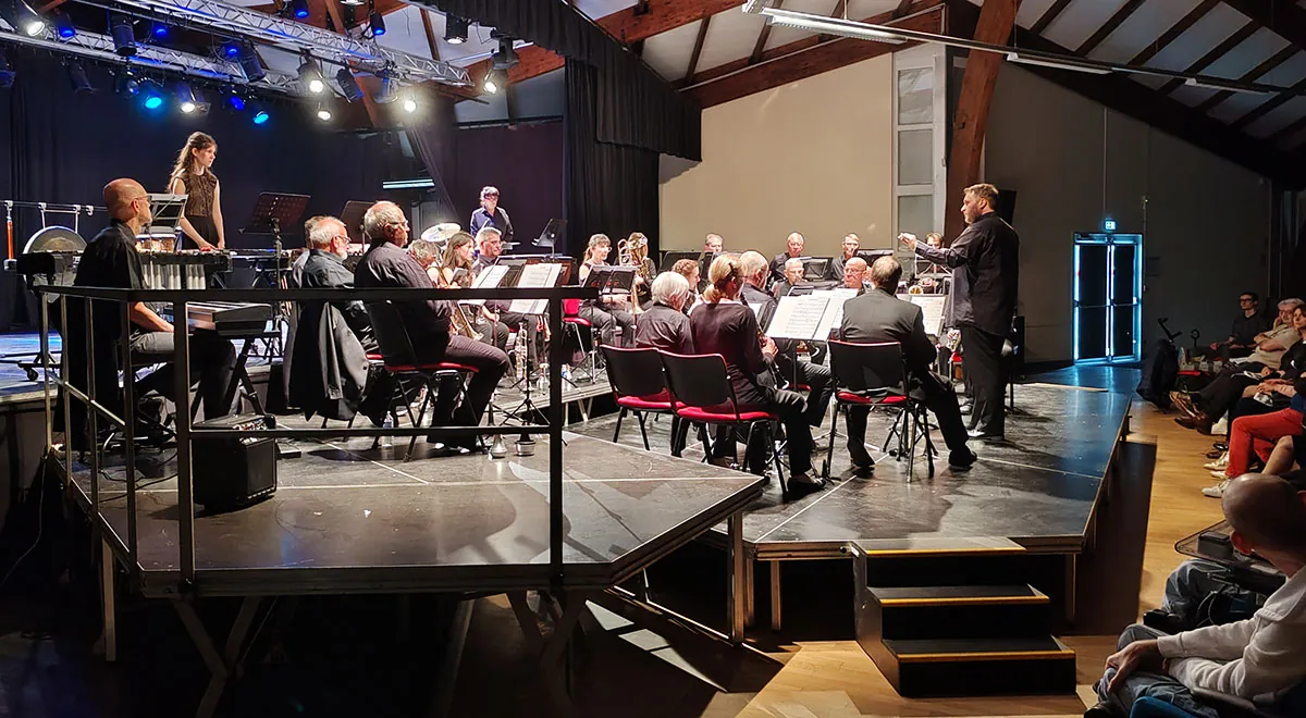 Musiciens réunis derrière leurs pupitres — concert de printemps du 10 mai 2026 à Golbey