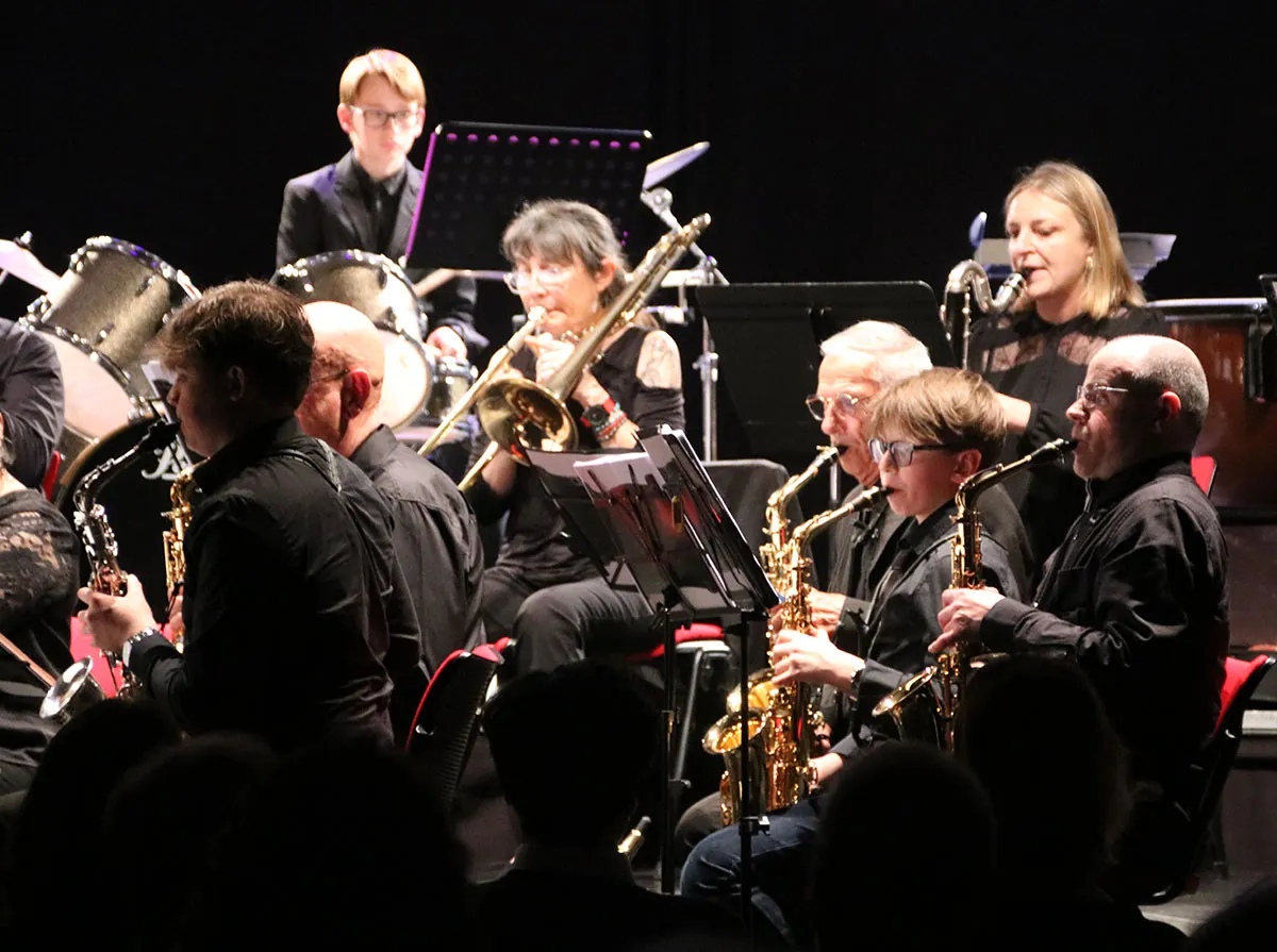 Formation musicale installée en plusieurs rangées — concert de printemps du 10 mai 2026 à Golbey