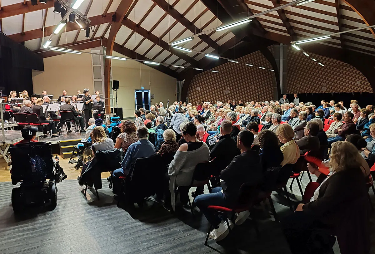 Vue latérale du public et de l’Orchestre d’harmonie de Golbey — concert de printemps du 10 mai 2026 à Golbey