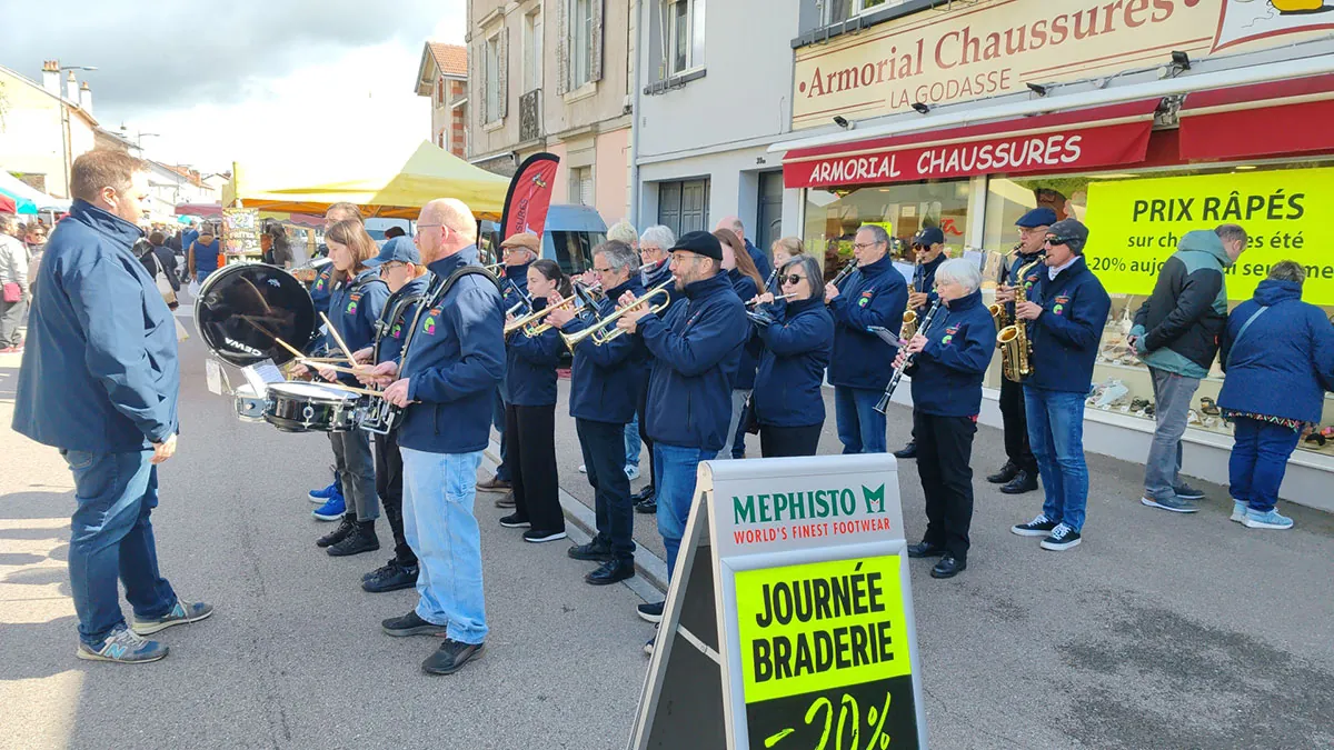 Orchestre d’harmonie de Golbey jouant debout dans la rue au milieu de la foire — Foire aux beignets râpés du 14 mai 2026 à Golbey