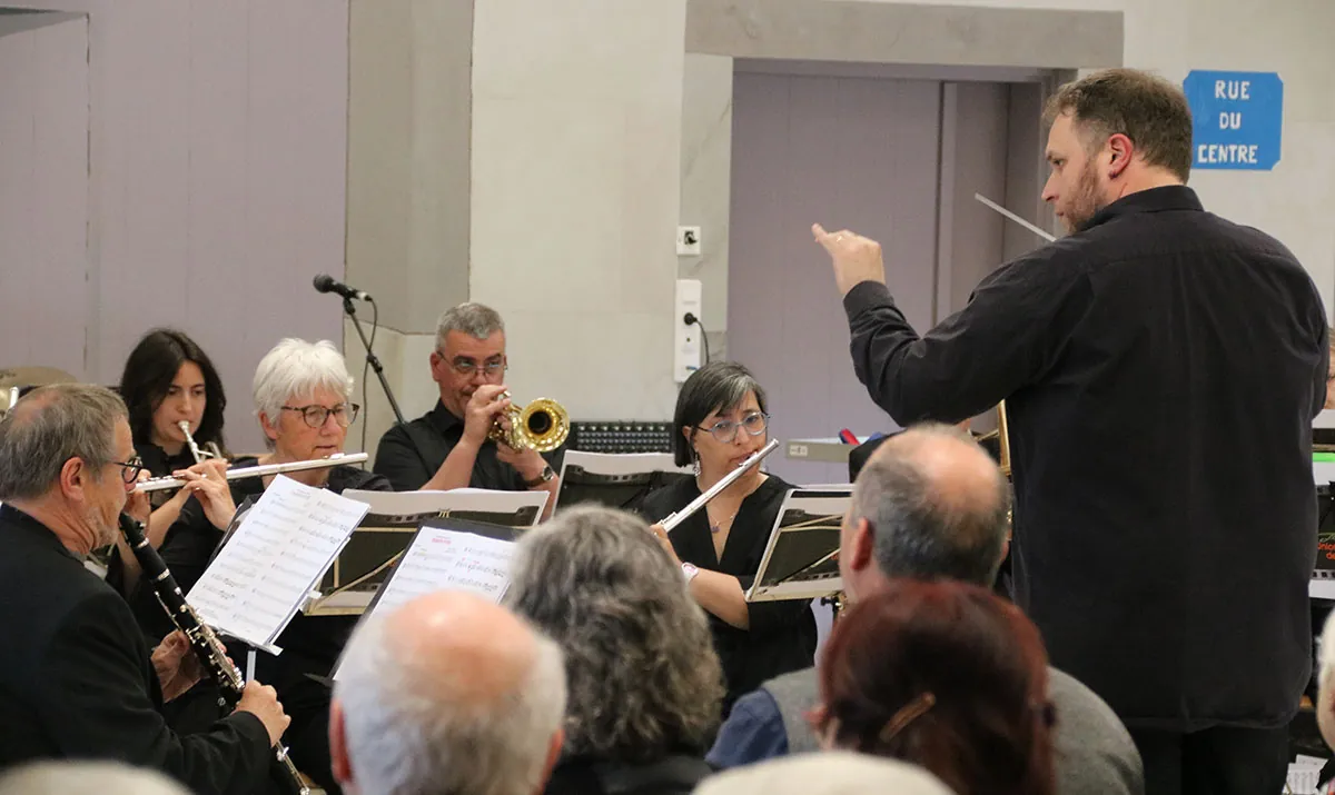 Musiciens jouant de la clarinette, de la trompette et de la flûte traversière dans le même cadrage — concert de printemps du 17 mai 2026 à Jeuxey