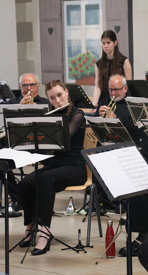 Flûtiste jouant de la flûte traversière au sein de l’orchestre — concert de printemps du 17 mai 2026 à Jeuxey