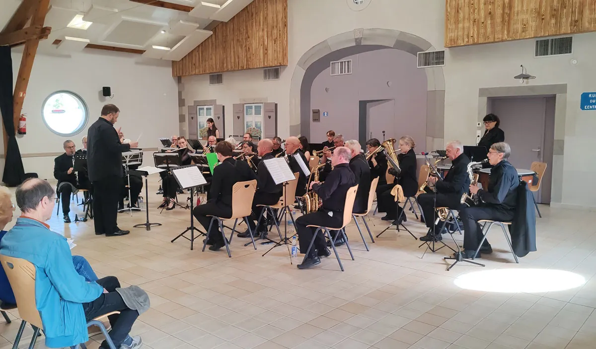 Musiciens réunis derrière leurs pupitres — concert de printemps du 17 mai 2026 à Jeuxey