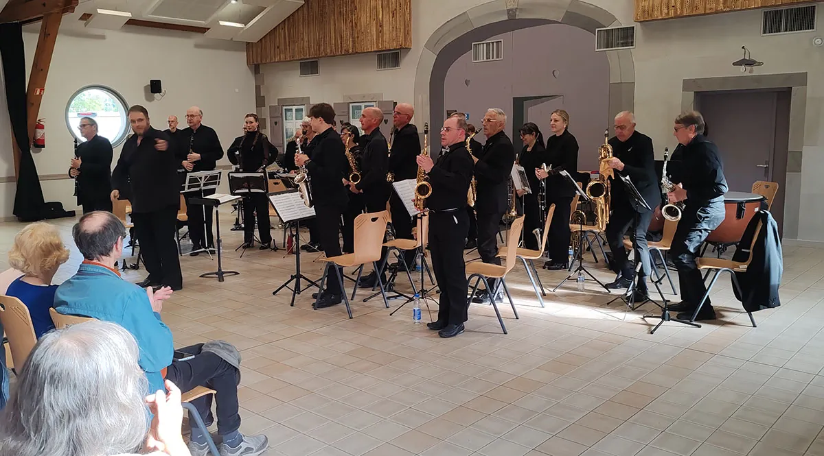 Orchestre réuni sur scène autour du chef — concert de printemps du 17 mai 2026 à Jeuxey