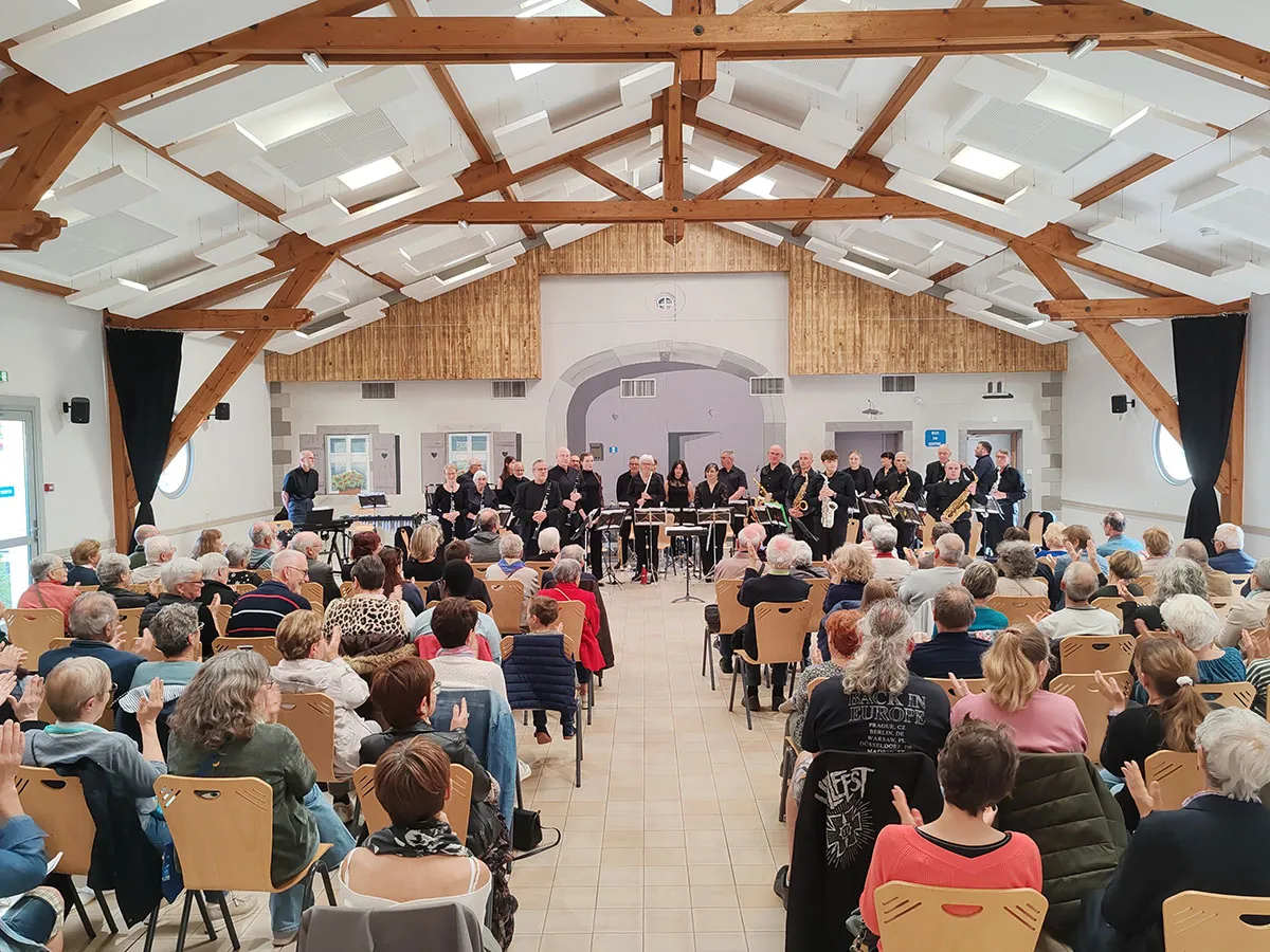 Concert de printemps du 17 mai 2026 à Jeuxey : orchestre réuni sur scène autour du chef