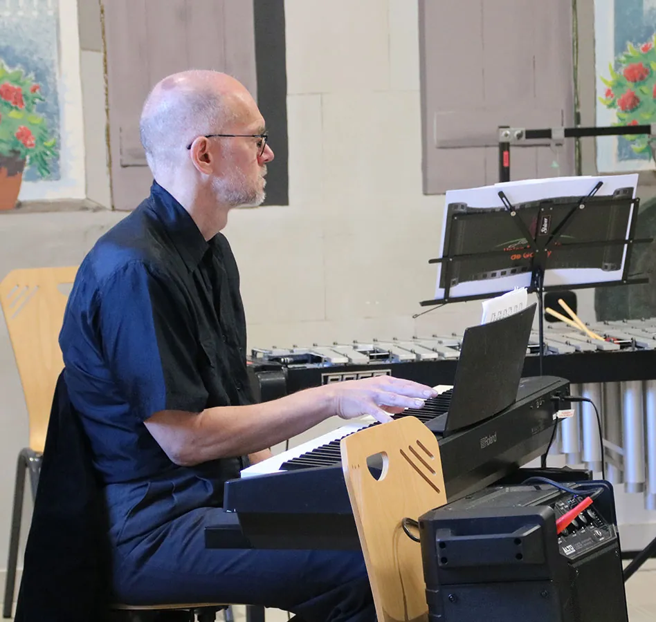 Pianiste jouant sur le piano à queue pendant la jam session — concert de printemps du 17 mai 2026 à Jeuxey