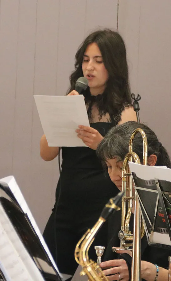 Intervenante présentant une pièce devant l’orchestre — concert de printemps du 17 mai 2026 à Jeuxey